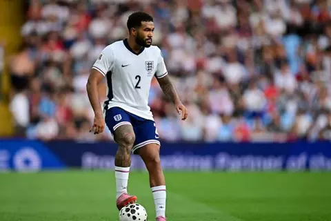 "مشكلة لنجم مدريد".. تألق رييس جيمس يهدد مستقبل أرنولد مع منتخب إنجلترا